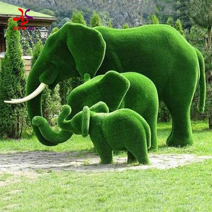 Giant Green Sculptures: Breathing The Touch Of Nature in The City
